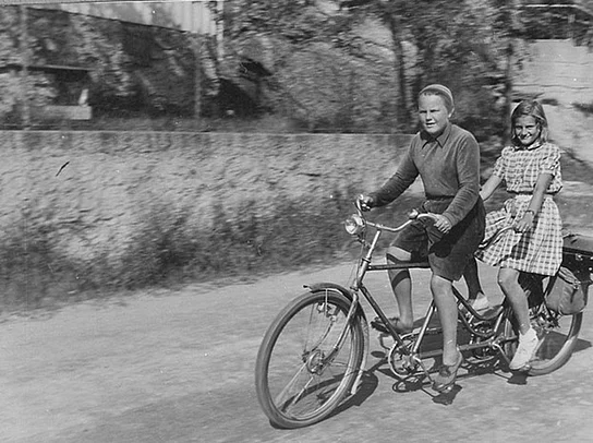 Zwei Frauen auf einem Tandem