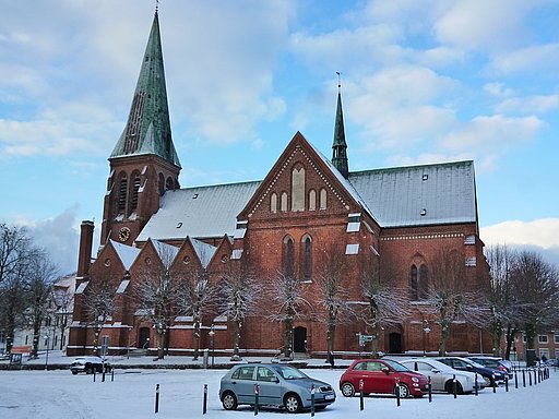 Dom mit blauem Himmel und mit Schnee bedecktem Marktplatz