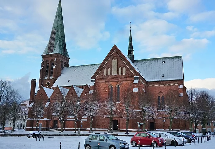 Dom im Winter Dom mit blauem Himmel und mit Schnee bedecktem Marktplatz