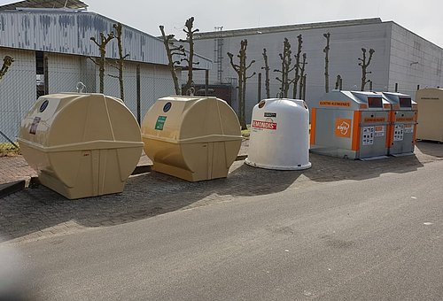 verschiedene Depotcontainer, u. a. Altglas und Elektrokleingeräte, an der Gildeallee in Meldorf
